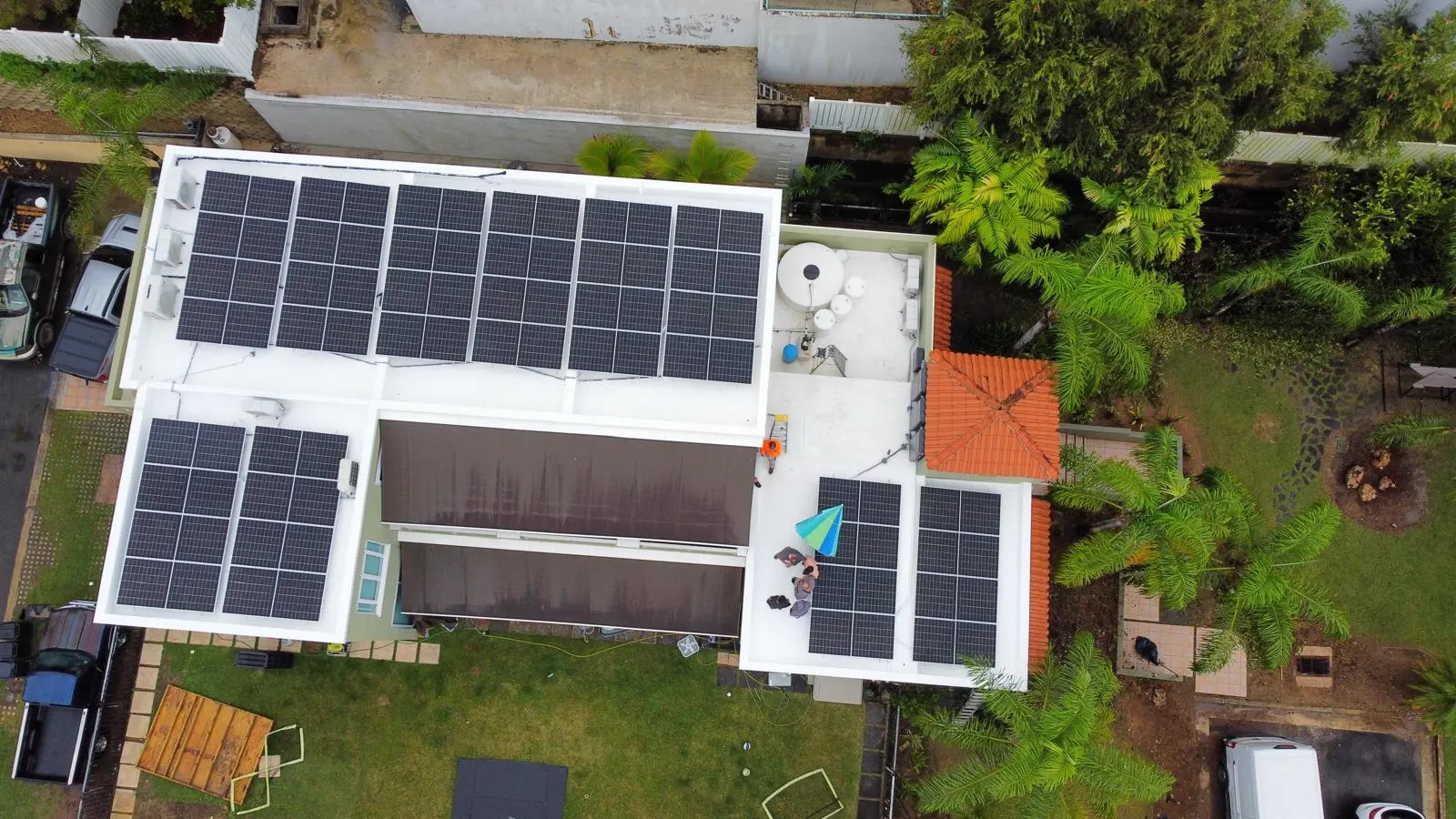 Vista aérea de paneles solares instalados en residencia de Puerto Rico