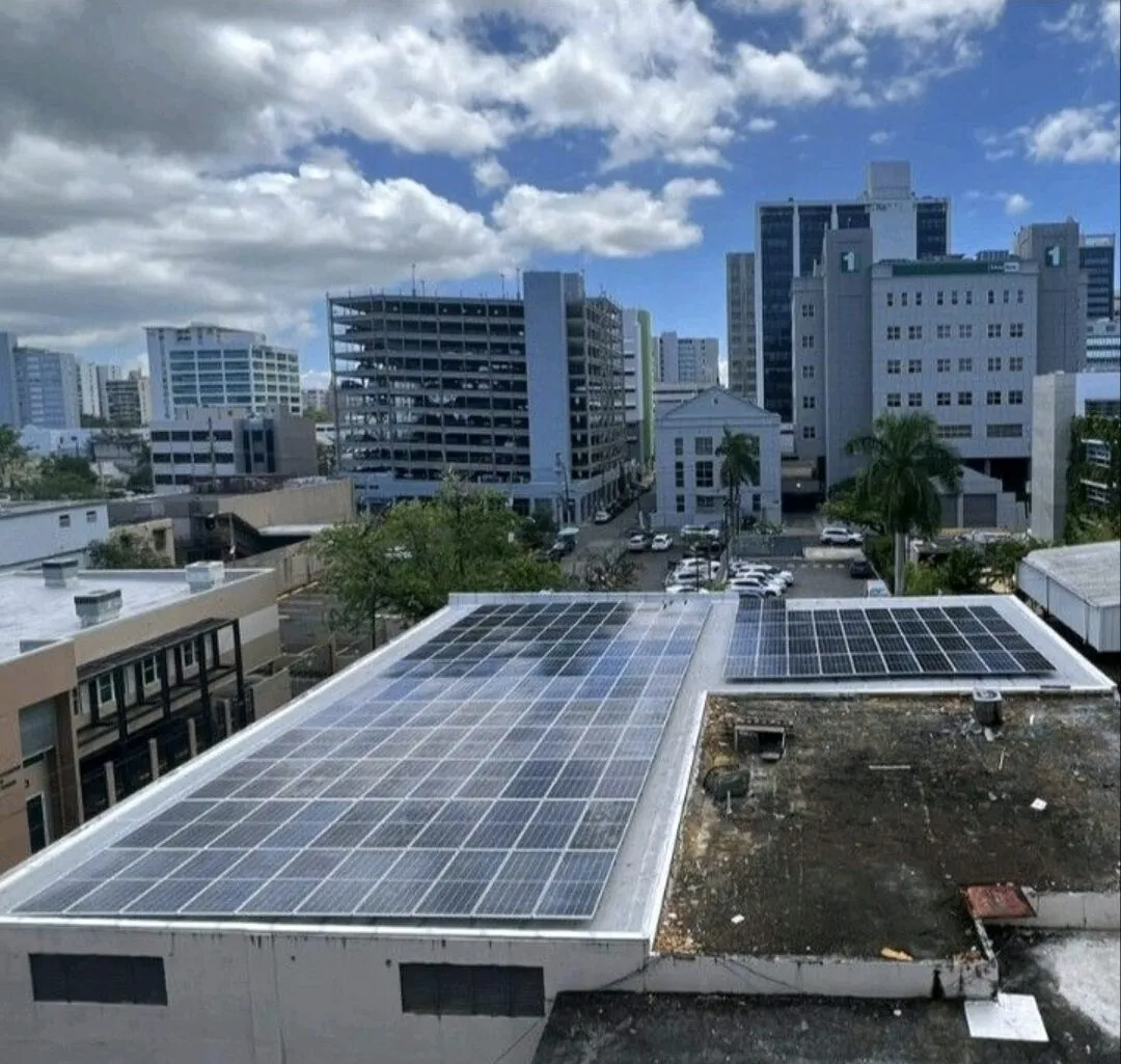 Sistema solar fotovoltaico instalado en techo de edificio comercial en San Juan, Puerto Rico