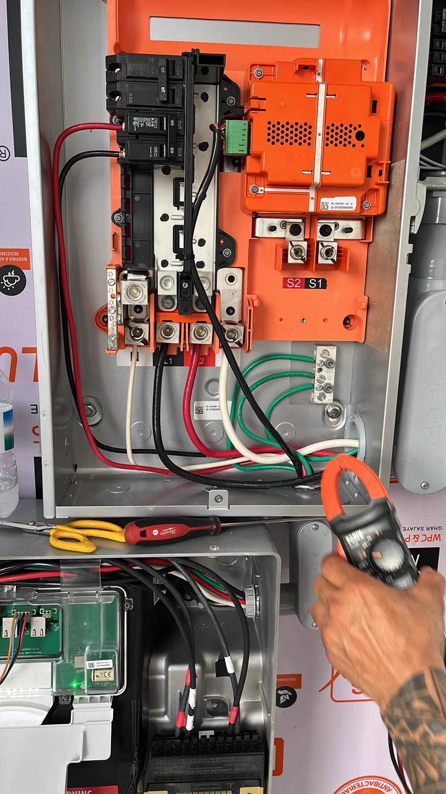 Trabajo técnico de instalación y verificación eléctrica en panel principal