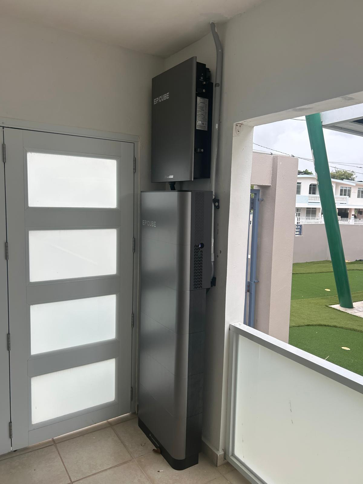 Sistema de baterías EP Cube instalado en balcón residencial en Puerto Rico