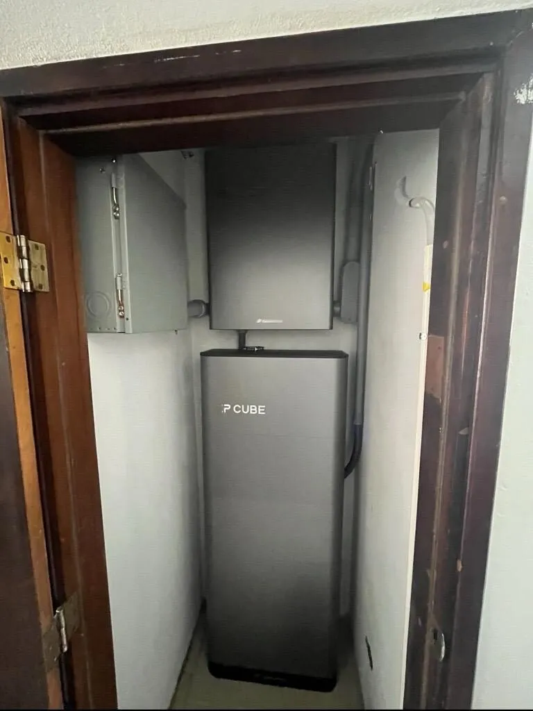 Segunda vista de batería EP Cube instalada en residencia con cableado profesional