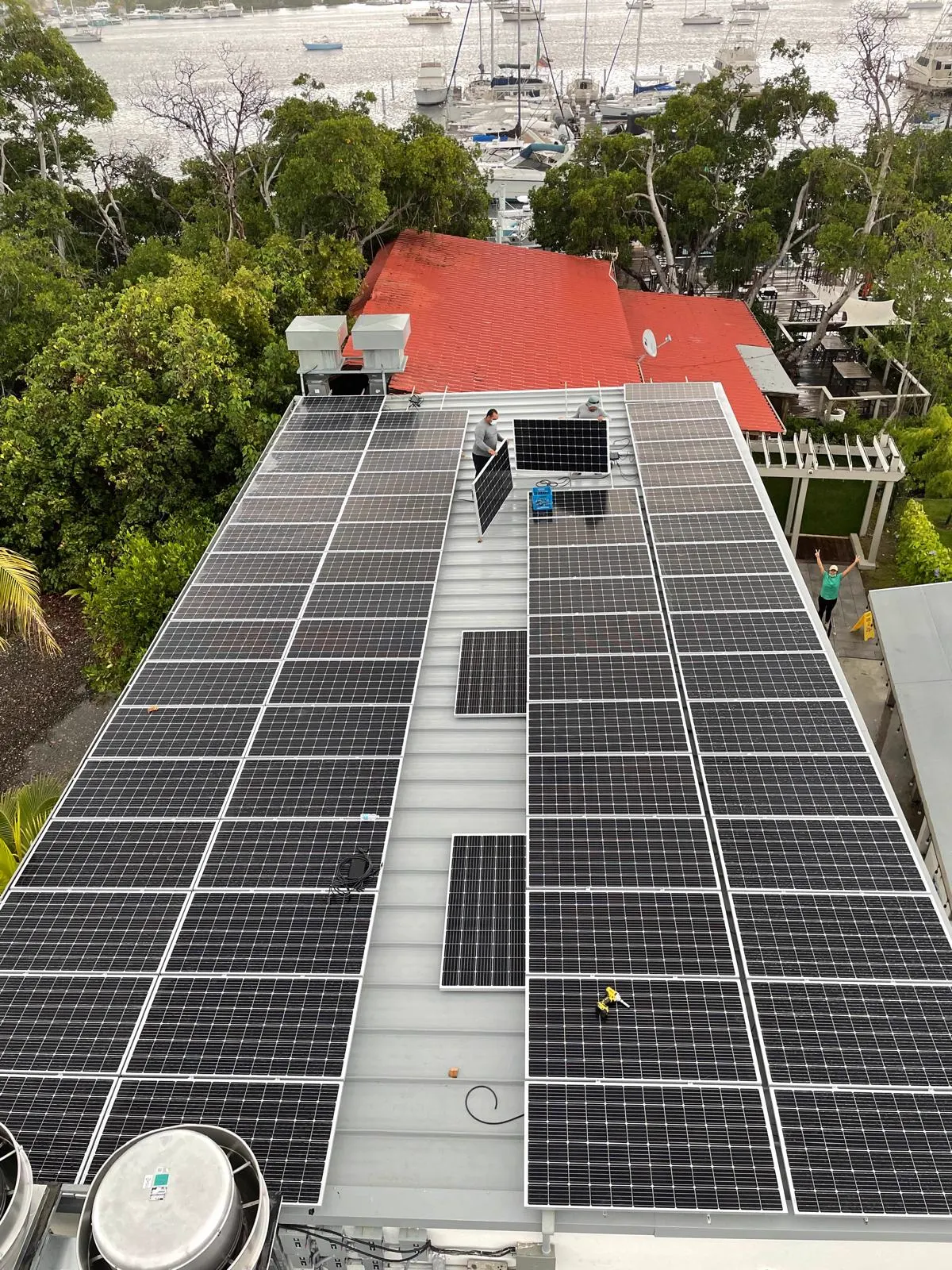 Equipo instalando sistema solar de gran escala en techo comercial