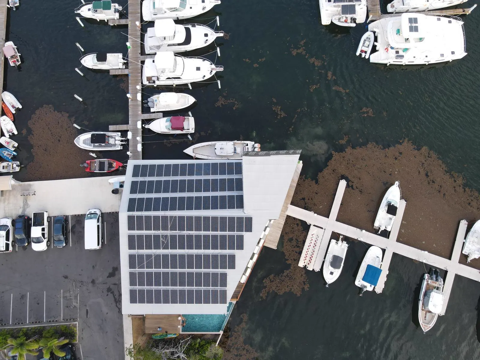 Vista aérea de instalación solar sobre edificio frente a marina en Puerto Rico