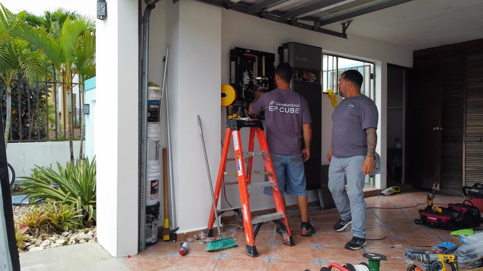 Crew certificado de ERD durante instalación de batería EP Cube