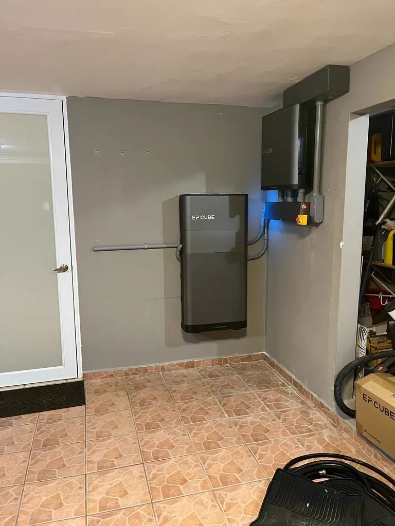 Batería EP Cube instalada en garaje residencial con respaldo integrado